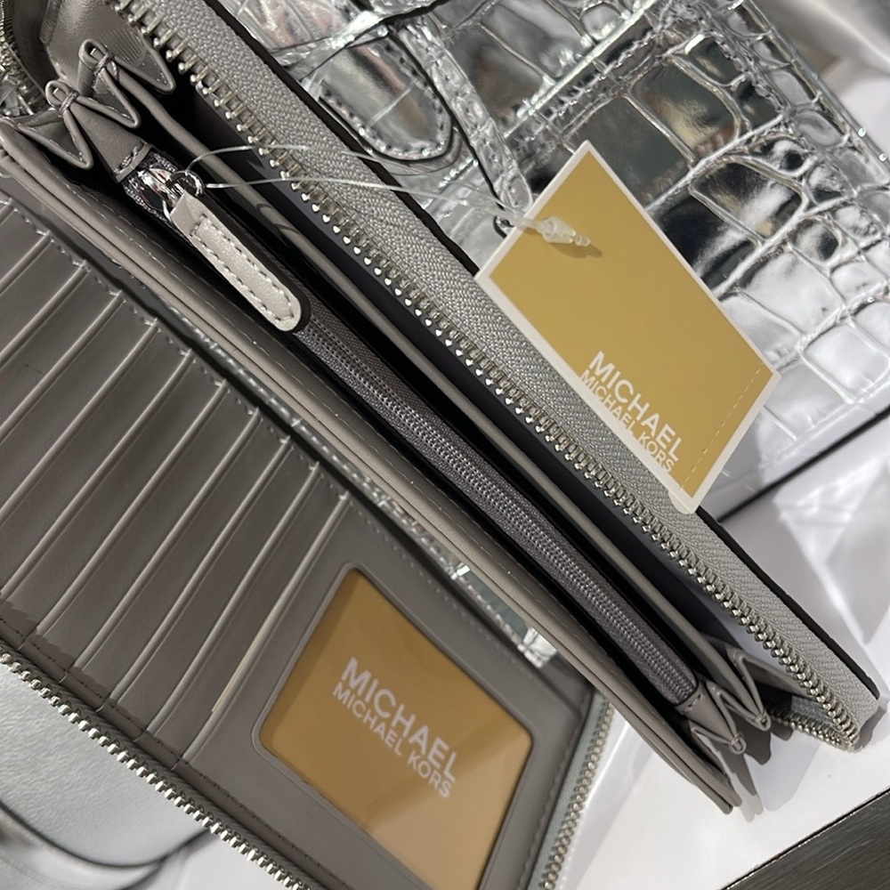 Michael Kors JST Metallic Crocodile Embossed Leather Continental Wallet
NWT - Picture 14 of 16